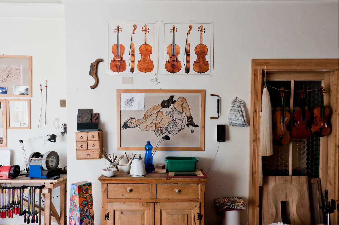 violini, attrezzi e strumenti da liutaio nel laboratorio di trento di gianmaria per Italian stories