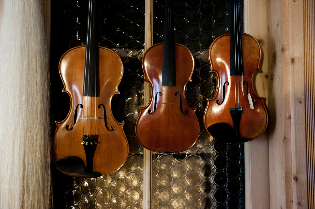 tre violini nel laboratorio del liutaio gianmaria a trento