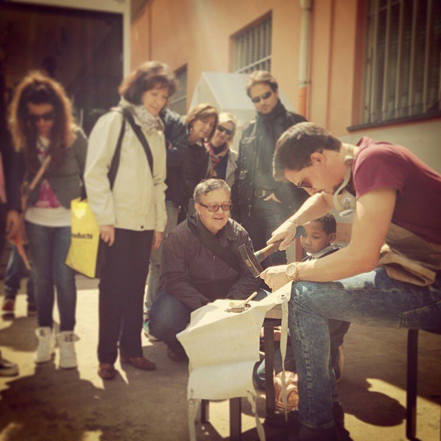 italian_stories_artisan_coppersmith_working_during_fuorisalone