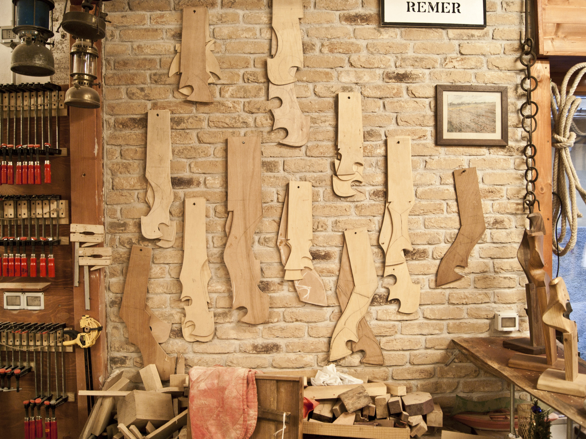sagome in legno per forcole nella bottega artigiana di Piero a Venezia